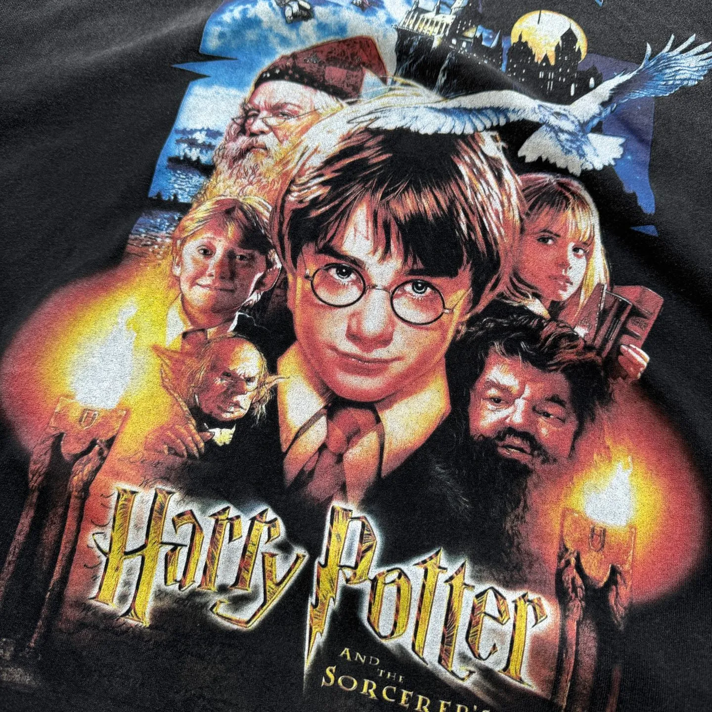 P138 # CTS-116 Saint " HARRY POTTER Harry Potter " limited edition. 260g heavyweight pure cotton fabric after washing. White ink direct-jet printing + retro single-stitch heaven and earth stitch technology + heavy-duty spray wash + hand damage. Size: S M L XL SAINT Mxxxxxx x HARRY POTTER Harry Potter joint model "Harry Potter and the Philosopher's Stone" is the opening work of the series and has a profound impact. The protagonist of the story, Harry Potter, is an orphan whose parents both died and has been adopted by a Muggle (ordinary person without magic) family. However, on his 11th birthday, he received an admission notice from Hogwarts School of Witchcraft and Wizardry, which began his wonderful journey in the wizarding world. At school, he met two close friends, Hermione Granger and Ron Weasley, and together they explored every corner of Hogwarts and learned magical knowledge. At the same time, Harry discovered a huge secret hidden in the school - the existence of the Philosopher's Stone, and the evil Voldemort also tried to obtain the Philosopher's Stone to restore his power. Harry and his friends bravely stood up to protect the Philosopher's Stone, and finally defeated Voldemort's conspiracy.    Customized 260g gram weight 100% cotton special washed fabric that is consistent with the original. With the blessing of imitation sun-drying, heavy sandblasting and fading + edge grinding + Assute fermentation and washing, the cotton feel on the surface of the fabric is well presented. Both the texture and feel are ceiling level. After the ready-made garments undergo a series of heavy washing and distressing processes, the retro and high-end sense of the entire garment is directly to the top. The garment making process of the entire garment adopts Saint The most common and complex single-needle sewing process (commonly known as single-thread heaven and earth stitch) among vintage vintage brands such as Michael